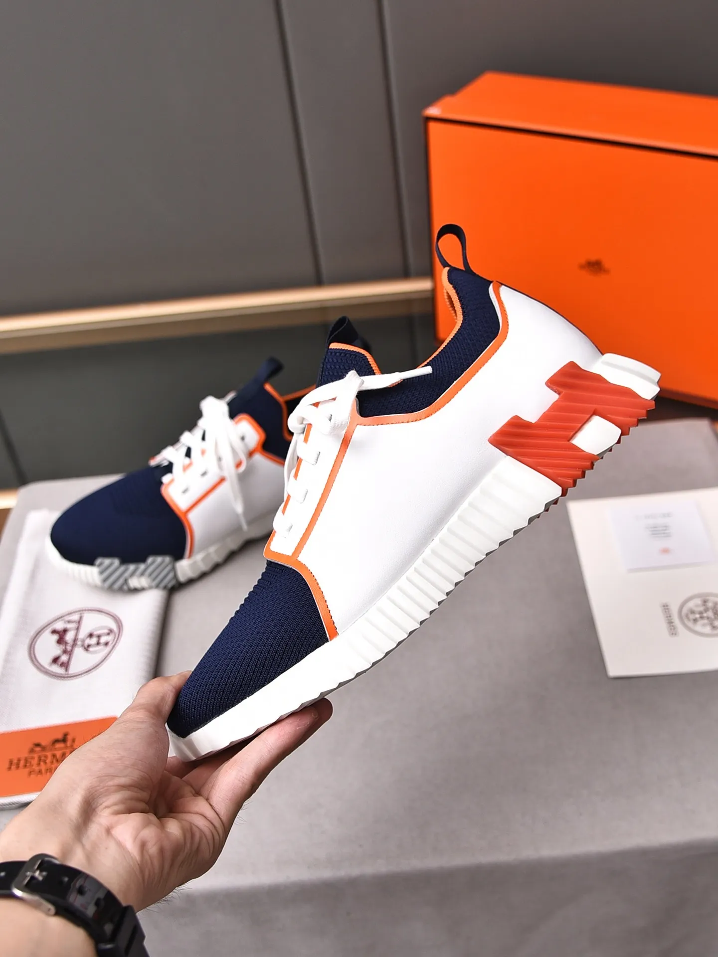 Factory price PP600 [Hermes] fe new arrival~ New Bouncing sneakers are the most comfortable shoes from Hermès, no one else⃣️. They are very light on the feet and look great. You won’t feel tired even when you go shopping and running around. 👍 Very light and comfortable, very light, suitable for both sports and leisure, and feel great when you step on them! It’s up to you to choose, there’s always what you want~ ✔️Fabric: Imported first-layer cowhide + high-elastic fly weave ✔️Inner lining: Imported water-dyed cow lining ✔️Outsole: Seamless combination of IP+TPU (multi-color letters) German technology irradiation machine ✔️Code number: Male 38-44 (45 customized)